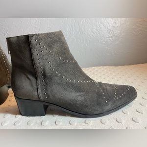 GREY CITY WOMEN'S WENDY STUDDED BOOTIE,IRON GREY